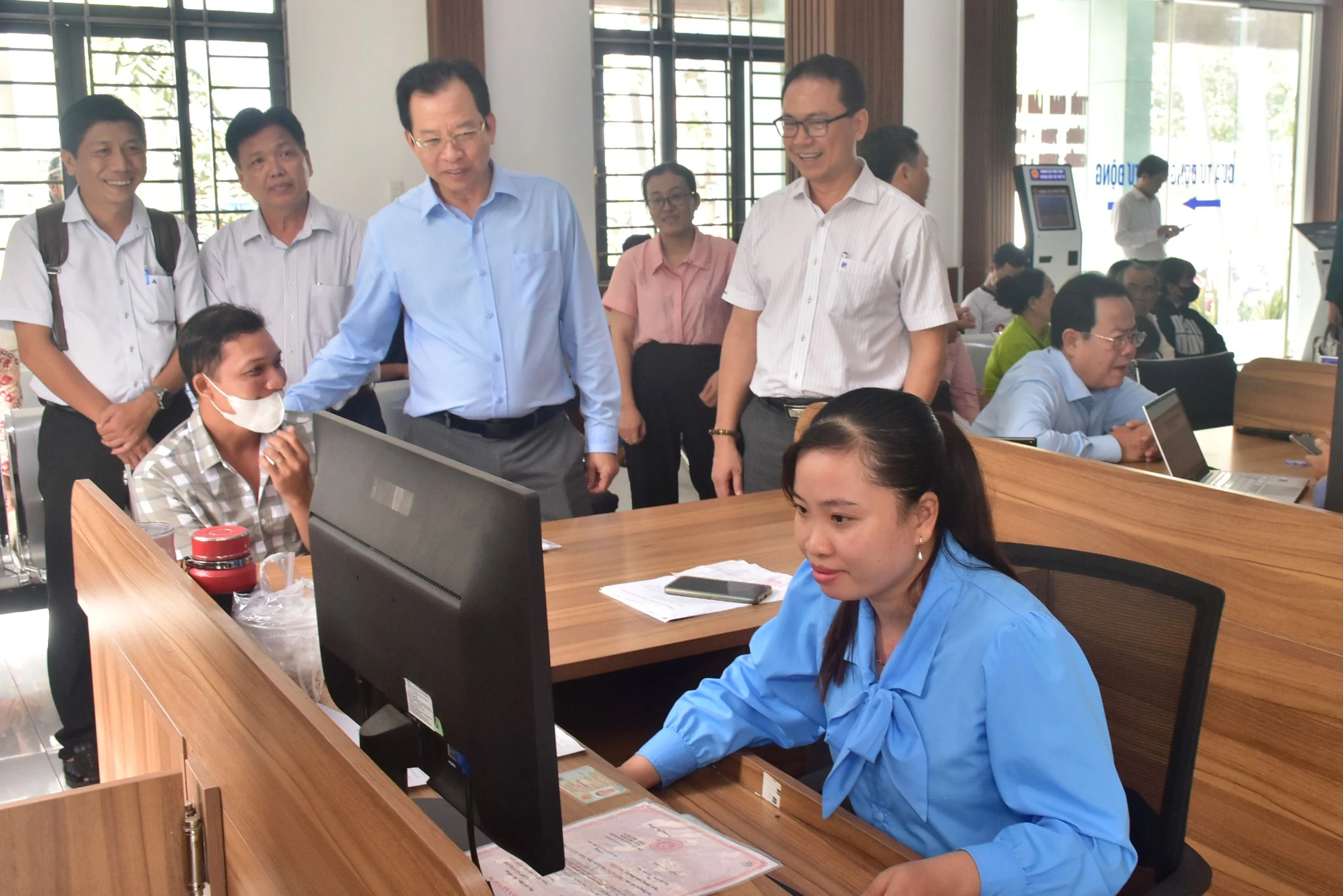 Phó Chủ tịch UBND TP Cần Thơ Vương Quốc Nam kiểm tra tình hình hoạt động tại xã Phú Tâm